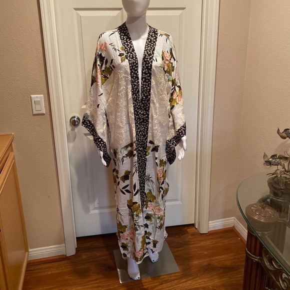 Other - Floral lace accent maxi kimono